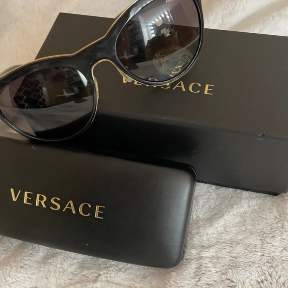 Versace Medusa Charm Black Sunglasses 2198 Polarized Lenses (EUC) - Picture 2 of 3